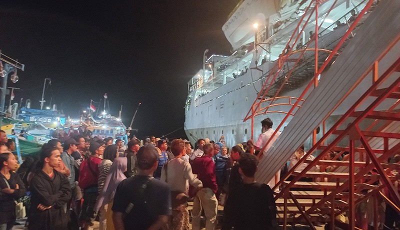 Foto-Foto Wisatawan Terjebak 3 Hari di Karimunjawa Akhirnya Dievakuasi - Bagian 1