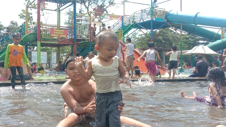 Tempat Wisata Air di Semarang Diserbu Pengunjung saat Libur Sekolah