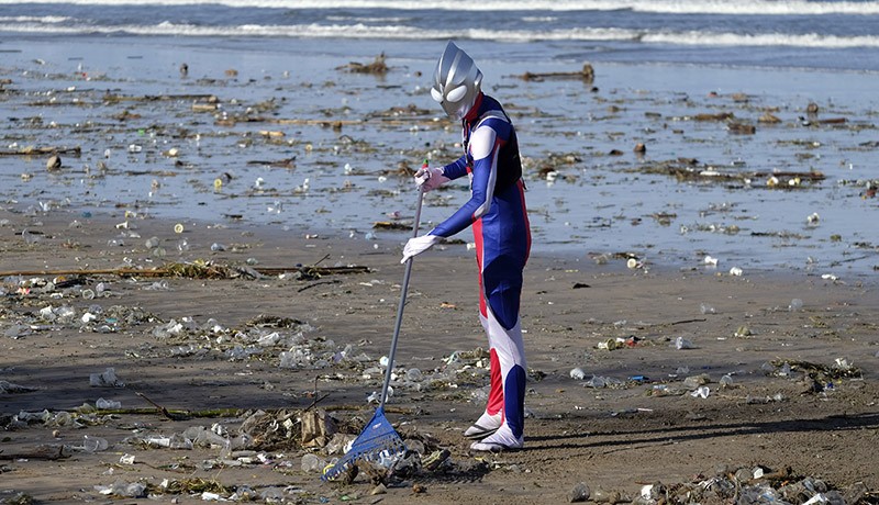 Ultraman Turun Tangan Bersihkan Sampah Pantai Kuta Bali Ternyata Warga Jepang - Bagian 1