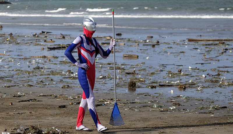 Ultraman Turun Tangan Bersihkan Sampah Pantai Kuta Bali Ternyata Warga Jepang - Bagian 2