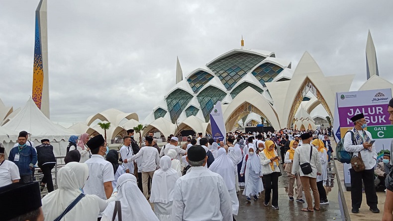 Ribuan Warga Berpakaian Putih Hadiri Peresmian Masjid Al Jabbar Bandung
