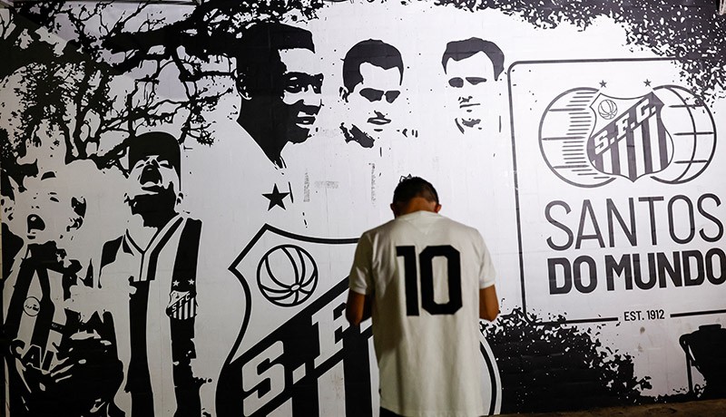 Pele Meninggal Dunia, Stadion di Brasil Bersinar Cahaya Emas - Bagian 4