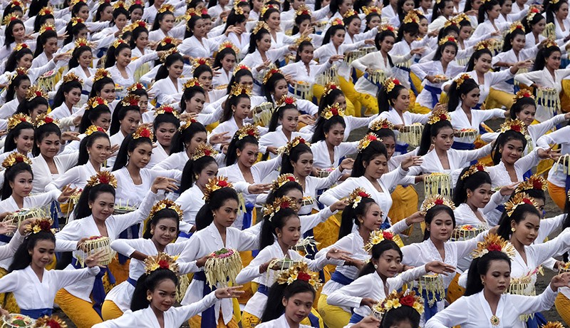 Ribuan Seniman Bawa Tari Bhakti Marga di Jembrana Bali - Bagian 1