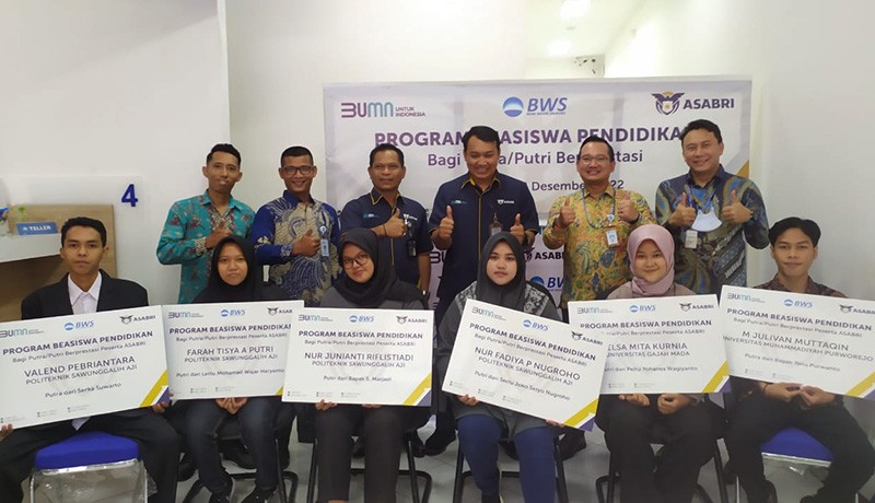 ASABRI Serahkan Beasiswa Pendidikan untuk Putra-putri Berprestasi TNI dan Polri - Bagian 1