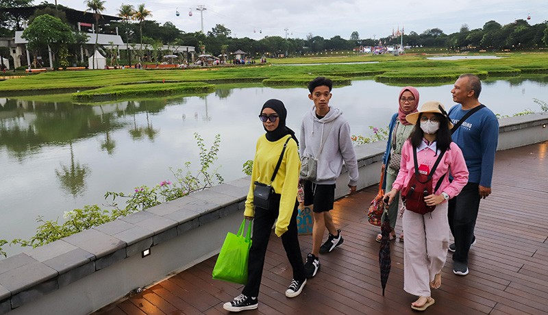 TMII Mulai Dipadati Pengunjung Rayakan Malam Tahun Baru 2023 - Bagian 2