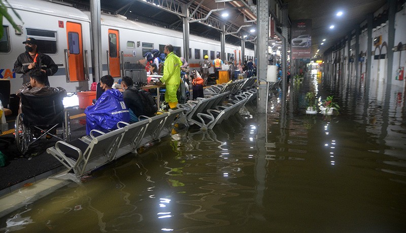 Stasiun Semarang Tawang Banjir, Perjalanan Kereta Api Terganggu - Bagian 1
