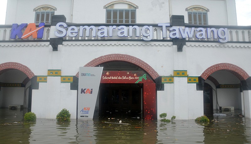 Stasiun Semarang Tawang Banjir, Perjalanan Kereta Api Terganggu - Bagian 3