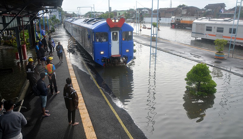 Stasiun Semarang Tawang Banjir, Perjalanan Kereta Api Terganggu - Bagian 4