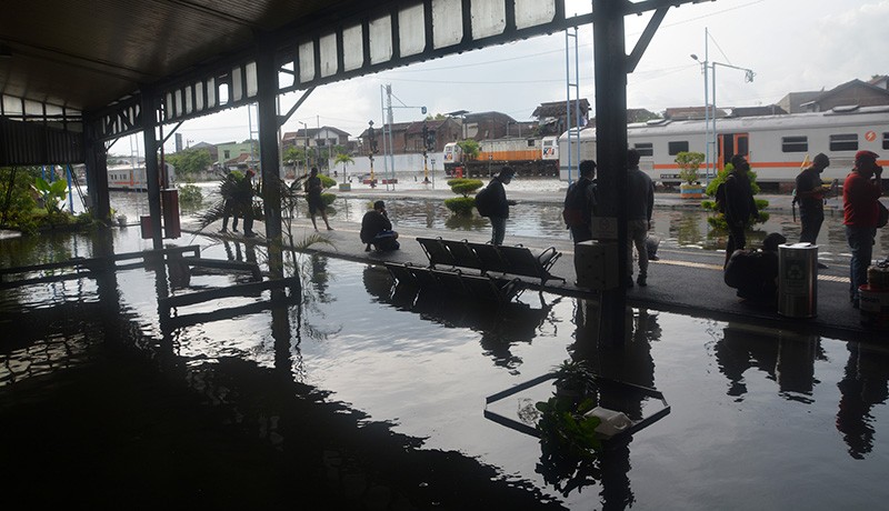 Stasiun Semarang Tawang Banjir, Perjalanan Kereta Api Terganggu - Bagian 6
