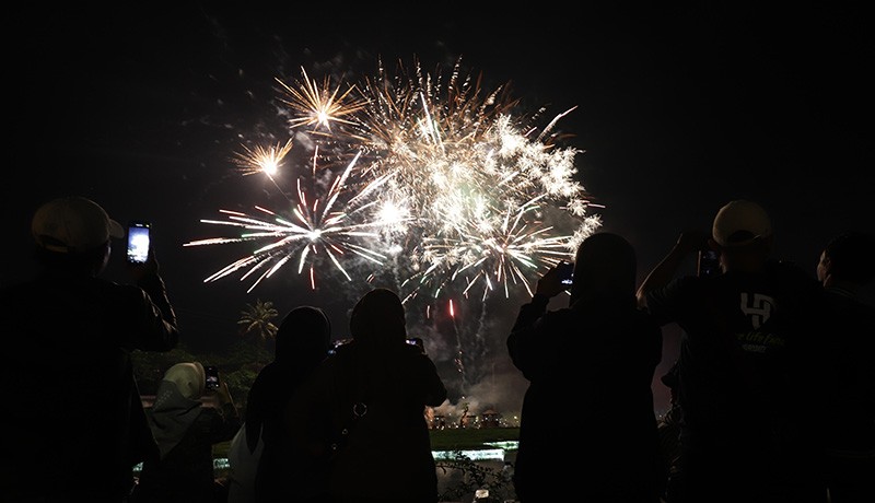Pesta Kembang Api Selama 15 Menit Meriahkan Malam Tahun Baru di TMII - Bagian 1