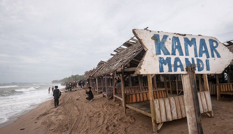 Dampak Gelombang Tinggi, Kawasan Pantai Anyer Sepi Wisatawan - Bagian 3