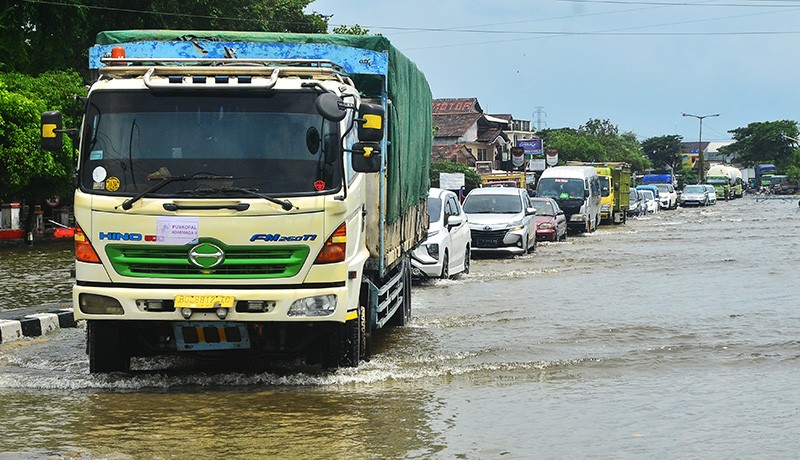 Jalan Jalur Pantura Kudus Banjir Timbulkan Kemacetan Panjang - Bagian 3