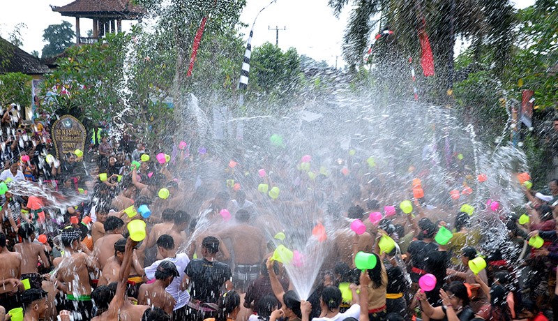 Serunya Tradisi Perang Air di Bali - Bagian 1