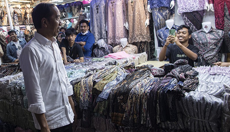 Presiden Jokowi Blusukan ke Pasar Tanah Abang Pasca Pencabutan PPKM - Bagian 3