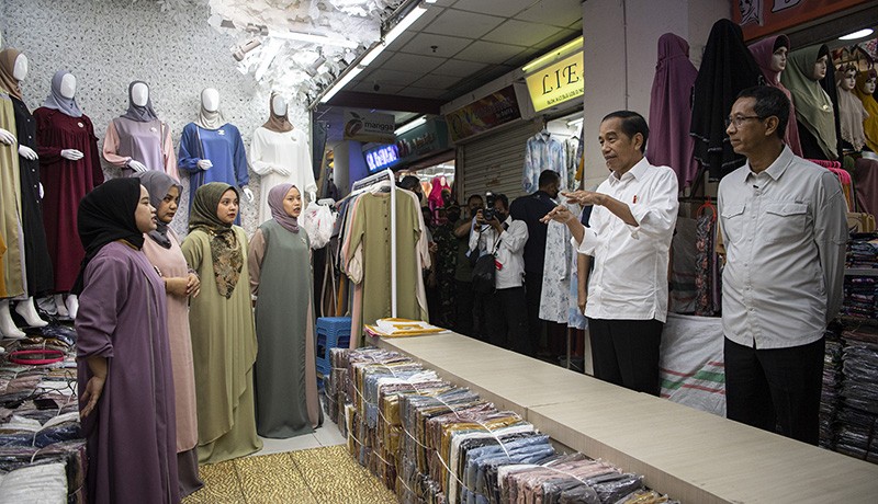 Presiden Jokowi Blusukan ke Pasar Tanah Abang Pasca Pencabutan PPKM - Bagian 1