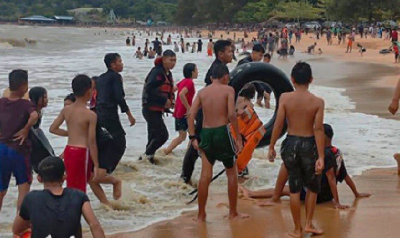 Viral Aksi Brimob Selamatkan Anak Tenggelam di Pantai Pasir Panjang Singkawang