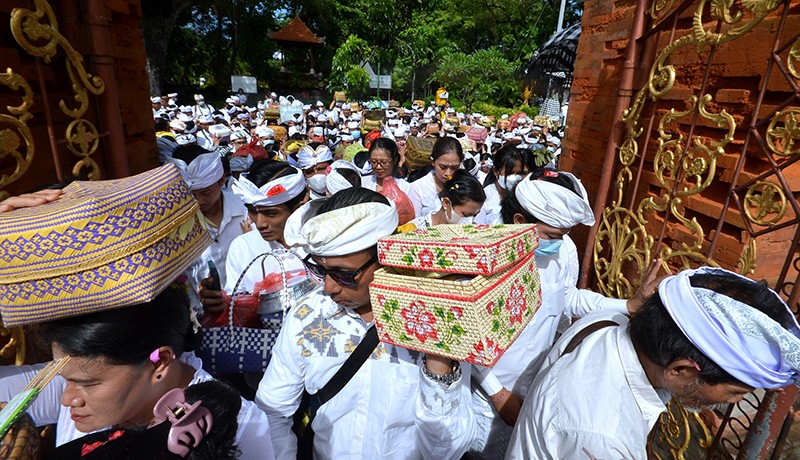 Umat Hindu Bali Sembahyang Hari Raya Galungan dengan Khidmat - Bagian 3