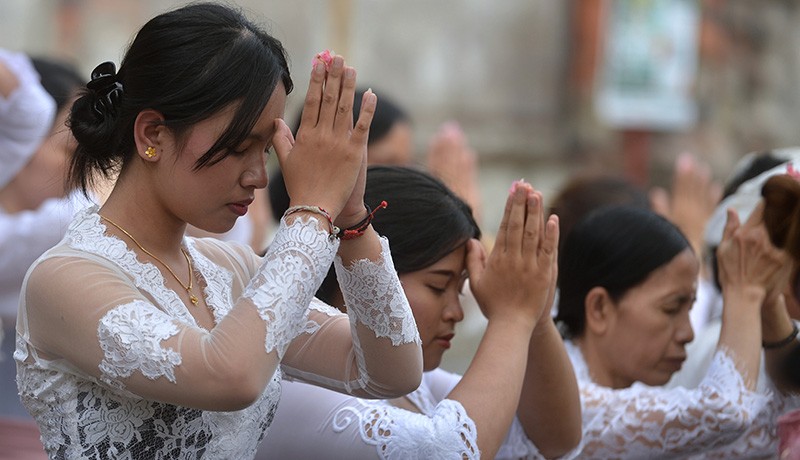 Umat Hindu Bali Sembahyang Hari Raya Galungan dengan Khidmat - Bagian 1