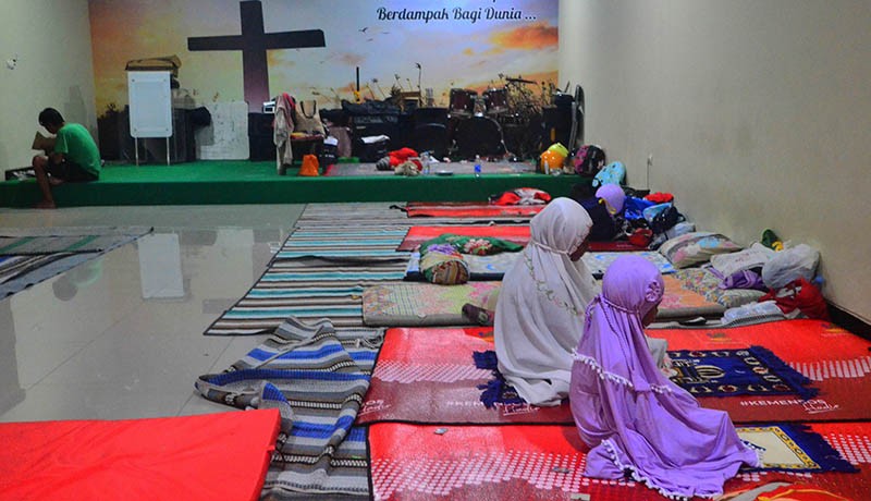 Pengungsi Korban Banjir Kudus Salat di Dalam Gereja - Bagian 2