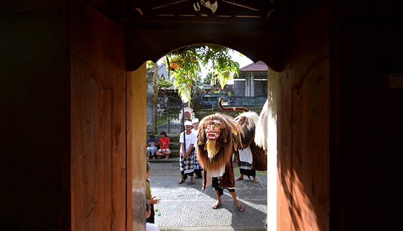 Pemuda Bali Tampilkan Tari Barong saat Tradisi Ngelawang - Bagian 2