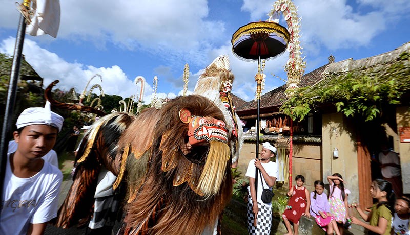 Pemuda Bali Tampilkan Tari Barong saat Tradisi Ngelawang - Bagian 1