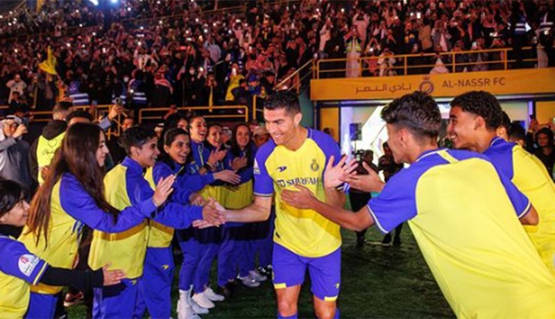 Wow, Cristiano Ronaldo Disambut Meriah Fans Al Nassr: Mari Mulai Bekerja! - Bagian 3