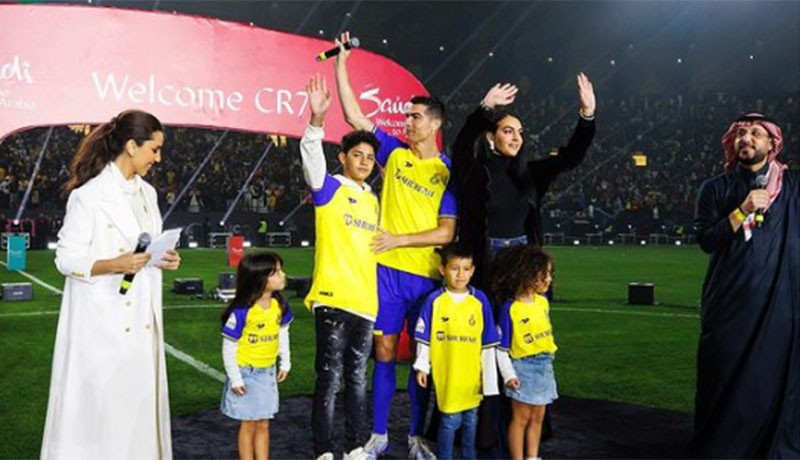 Wow, Cristiano Ronaldo Disambut Meriah Fans Al Nassr: Mari Mulai Bekerja! - Bagian 4