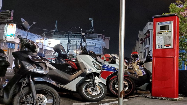 Warga Ngeyel Parkir di Trotoar, Pemkot Bandung Bakal Gembok Kendaraan
