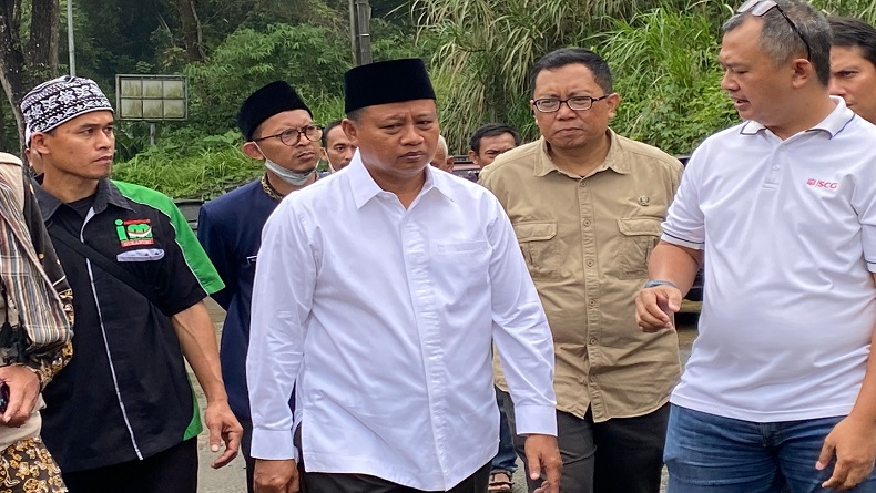 Sering Diprotes, Wagub Minta Warga Sukabumi Tak Tanam Pisang di Jalan Rusak