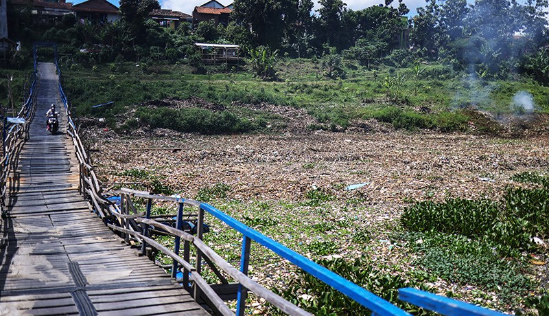 Kondisi Bantaran Sungai Citarum Dipenuhi Sampah - Bagian 2
