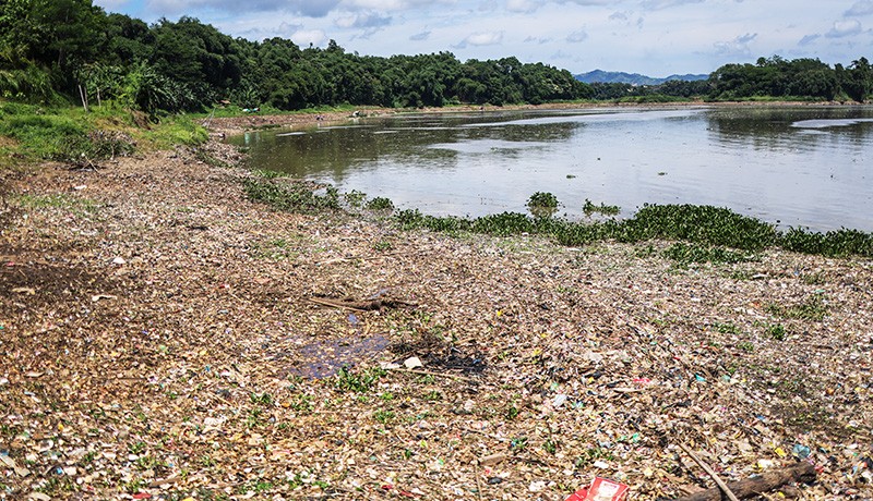 Kondisi Bantaran Sungai Citarum Dipenuhi Sampah - Bagian 1