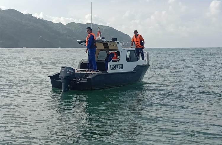 Perahu Nelayan Logending Kebumen Terbalik Dihantam Gelombang, 2 Korban Selamat