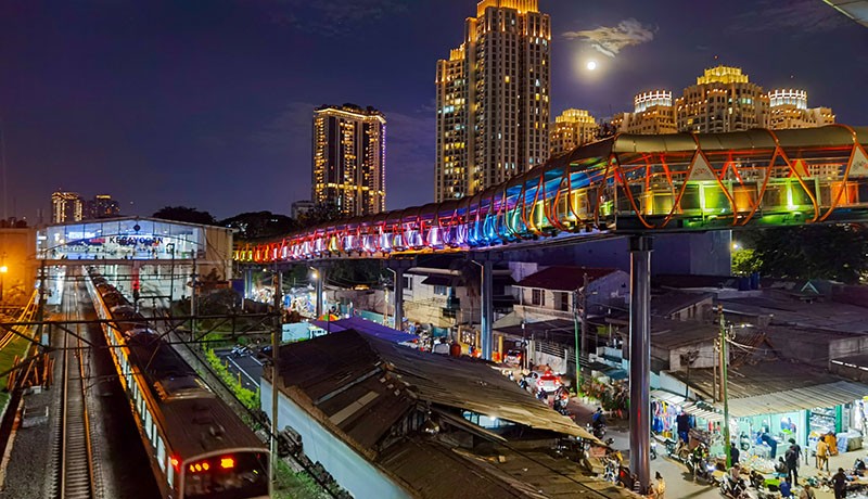 Warna-warni Skywalk Penghubung Stasiun-Halte di Kebayoran Lama Jaksel - Bagian 1