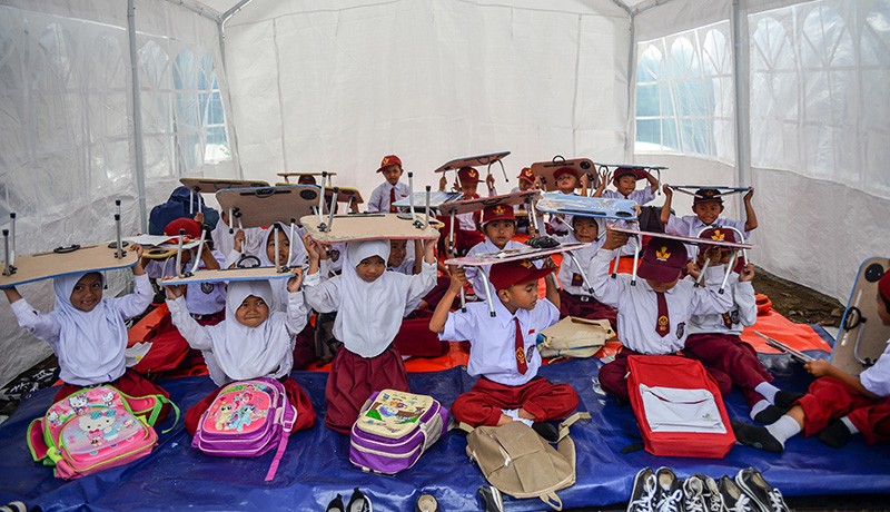 Hari Pertama Sekolah Siswa Korban Gempa Cianjur di Tenda Darurat - Bagian 2
