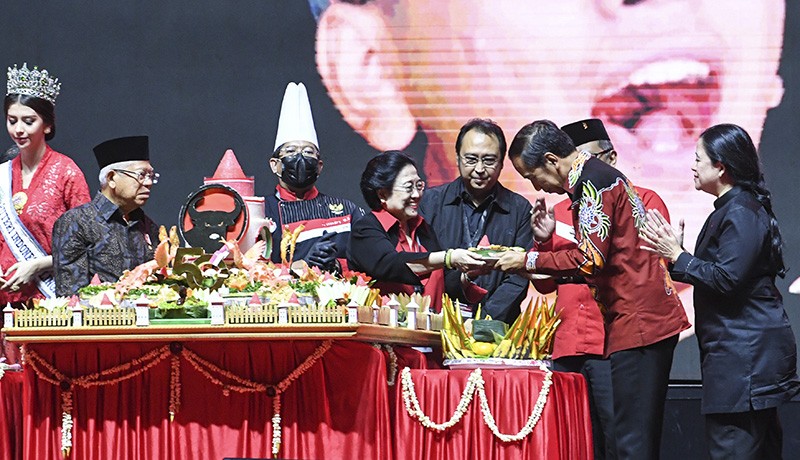 HUT ke-50 PDI Perjuangan, Megawati Berikan Potongan Tumpeng untuk Jokowi - Bagian 1