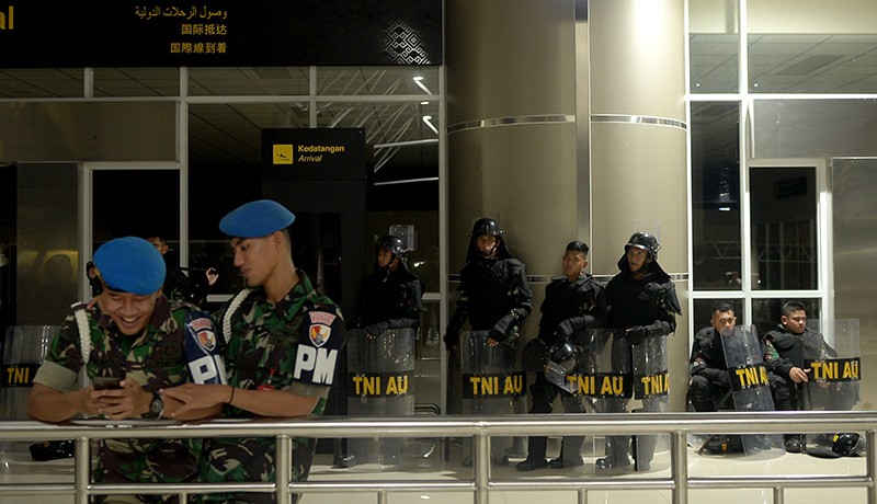 Lukas Enembe Transit di Manado, Bandara Sam Ratulangi Diperketat - Bagian 1