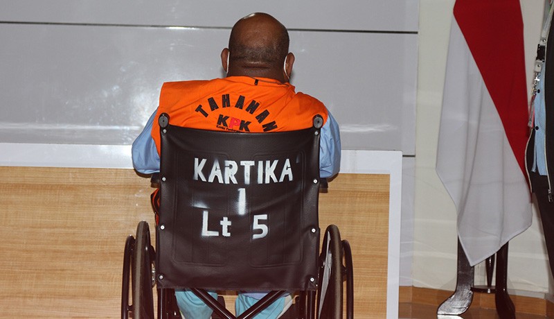 Lukas Enembe Pakai Rompi Tahanan KPK, Diborgol hingga Gunakan Kursi Roda - Bagian 3