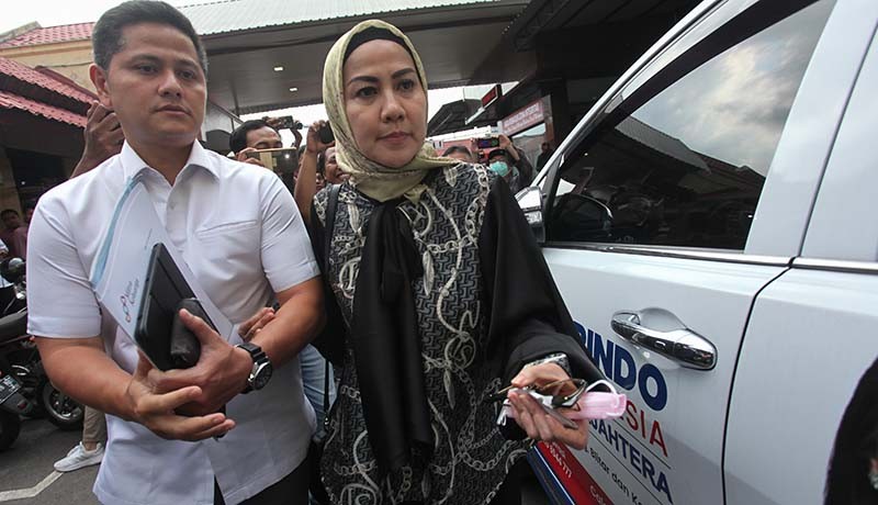 Venna Melinda Datangi Polda Jawa Timur - Bagian 1