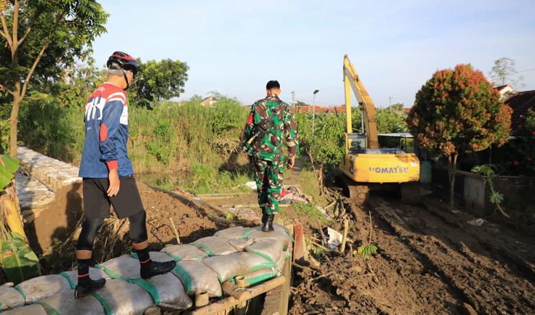 Ganjar Minta Pemkot Semarang Konstruksi Ulang Tanggul Imbas Banjir Dinar Indah 