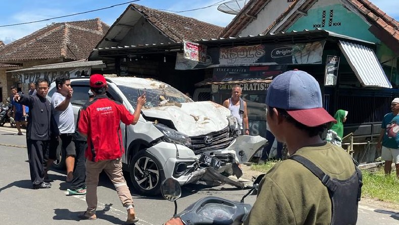 Sopir Kram Kaki saat Nyetir, Minibus Tabrak Pom Bensin Mini dan Warung di Sukabumi