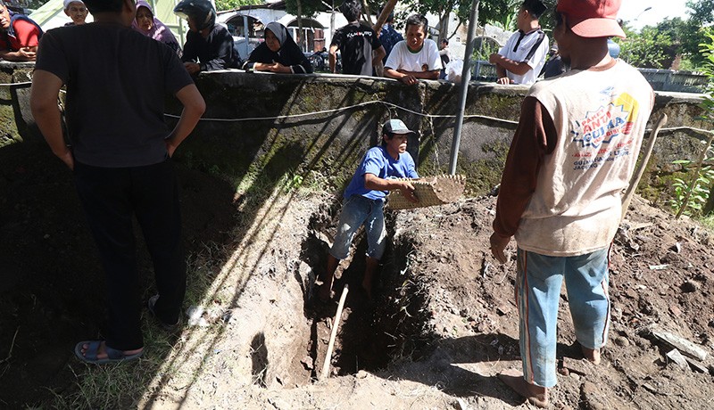 10 Makam di Desa Jongbiru Kediri Dipindah untuk Pelebaran Jalan - Bagian 1