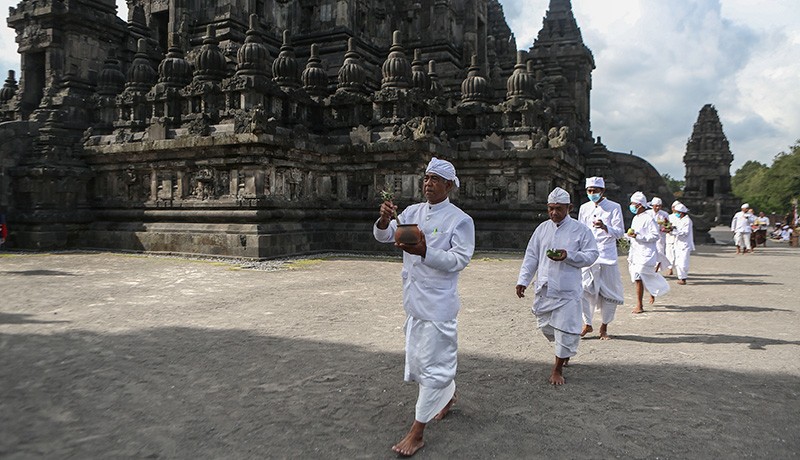 Ratusan Umat Hindu Sembahyang Hari Raya Kuningan di Candi Prambanan - Bagian 3
