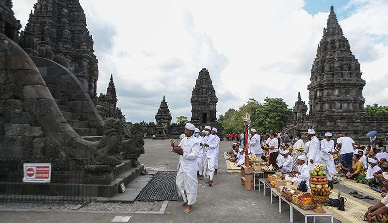Ratusan Umat Hindu Sembahyang Hari Raya Kuningan di Candi Prambanan - Bagian 2