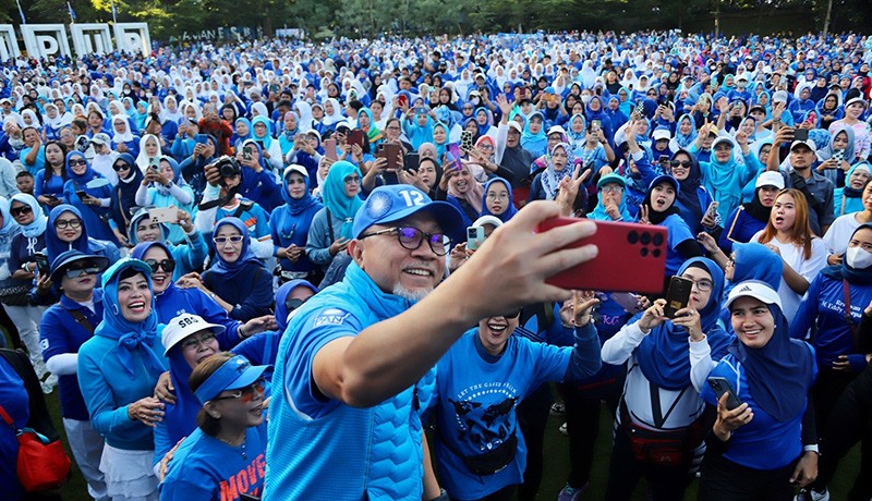 Giatkan Olahraga, Zulhas Birukan Lapangan Sempur Bogor Lewat Senam Sehat - Bagian 1