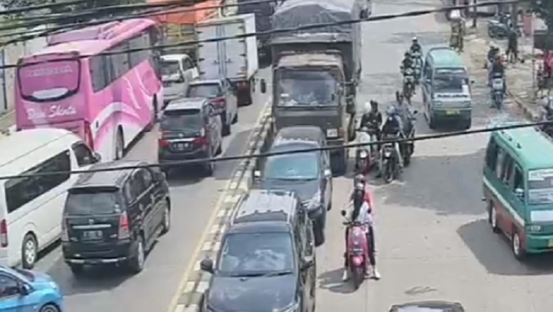 Akses ke Masjid Al Jabbar Bandung Macet, Kendaraan Mengular hingga ke Jalur Lain