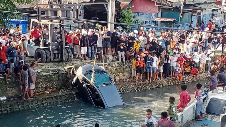 Mobil Honda Jazz Terjun ke Laut di Baubau Sultra