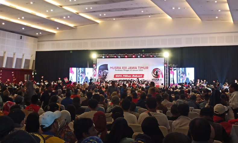 Emak-emak Surabaya Usulkan Airlangga dan Ganjar Pranowo Jadi Pengganti Jokowi