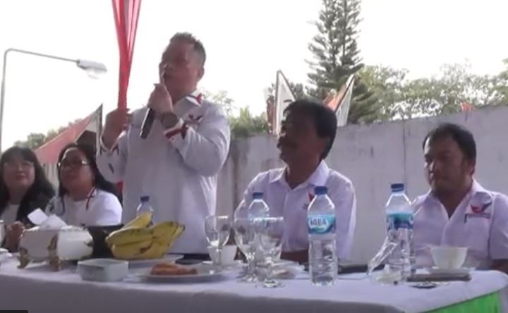 Warga Ikut Konvoi Daftarkan 25 Bacaleg DPD Partai Perindo Samosir ke KPU