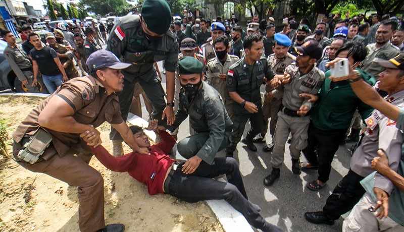 Bentrok dengan Pedagang, Satpol PP Gagal Bongkar Puluhan Bangunan di Lhokseumawe - Bagian 1