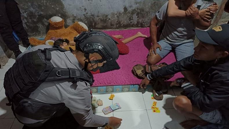 Asyik Judi Domino, 2 Pria dan 1 Perempuan Ditangkap Polisi di Solo